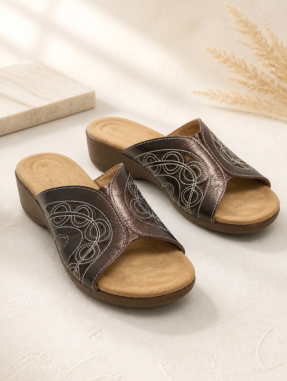 Naturalizer Size 8M Gold Slip on Open Toe Sandals